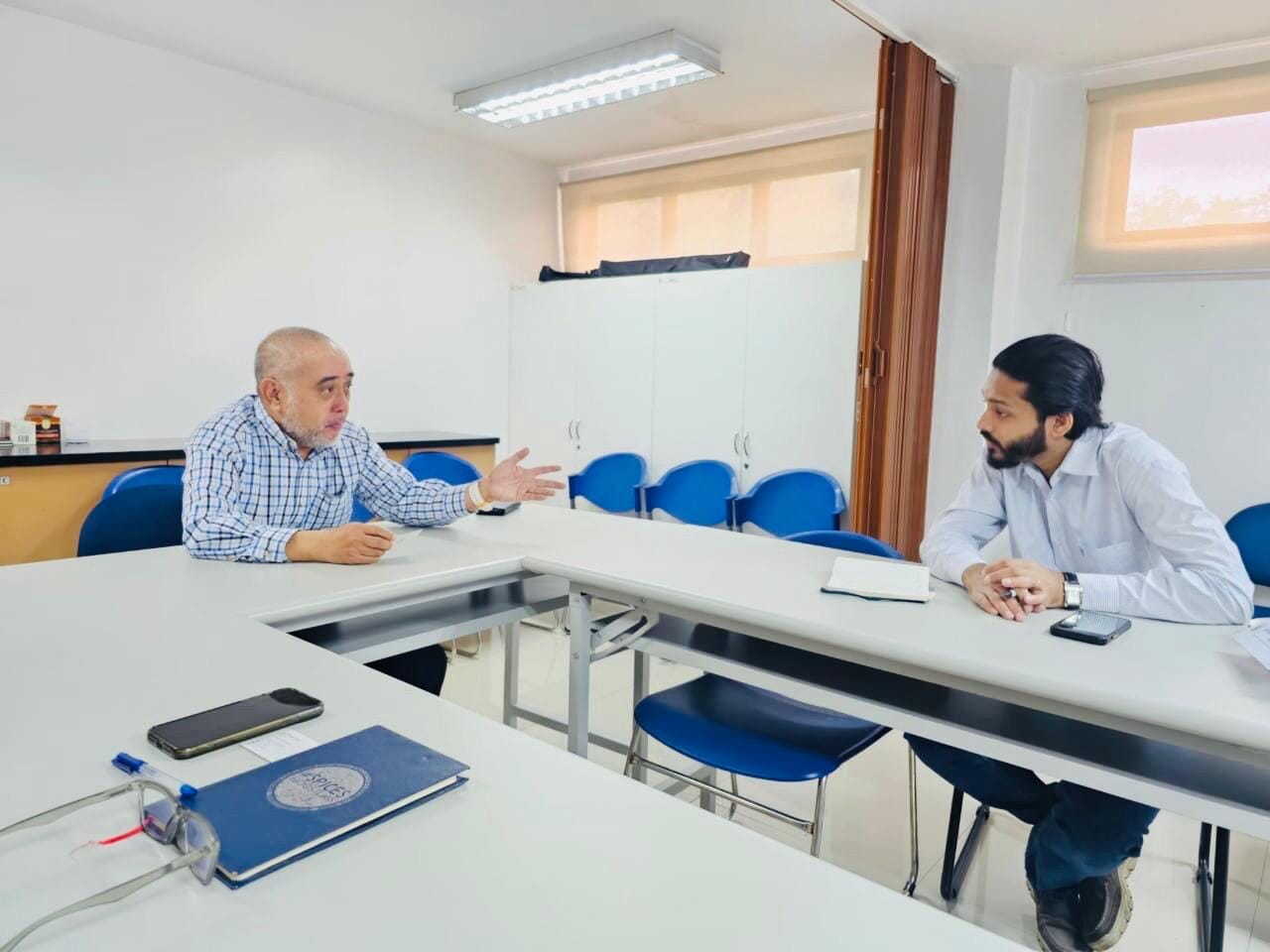 One-on-one knowledge sharing discussion